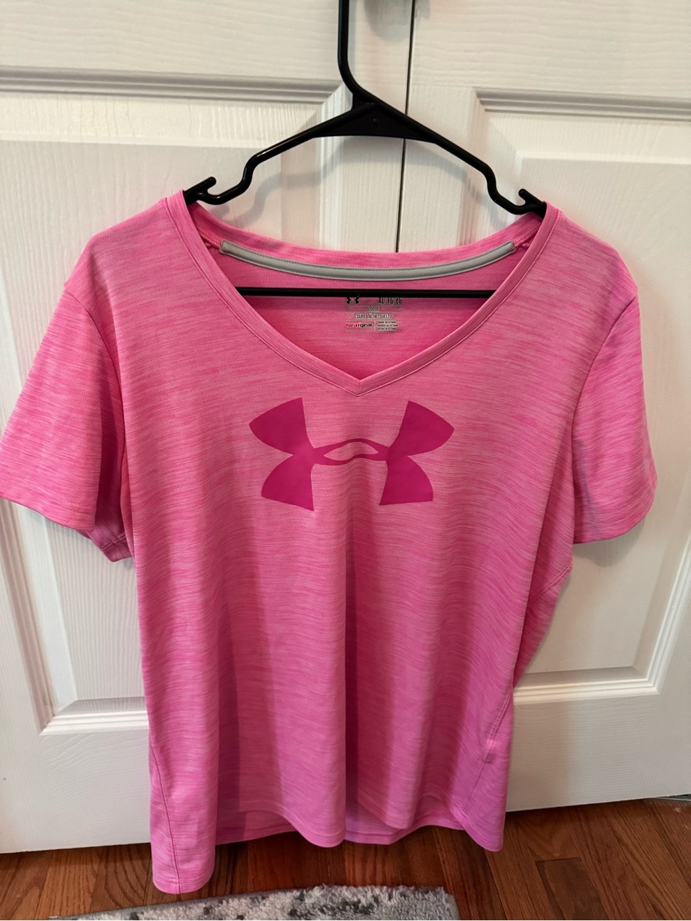 Under Armour Women's Pink V-Neck Performance Tee XL